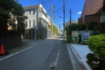 敷地北側の前面道路（東側から）