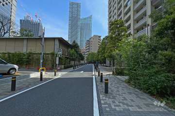 敷地北西側の前面道路（北東側から）