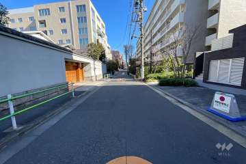 敷地の西側の前面道路（南側から）