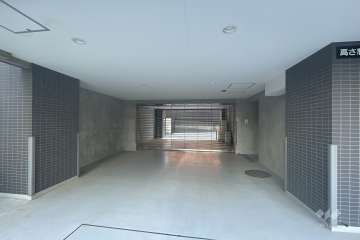 駐車場の出入り口（リングシャッター付き）