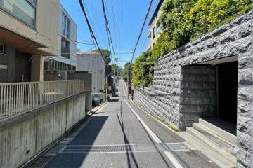 敷地南側の前面道路
