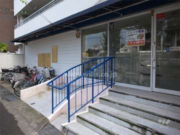 店舗部分と駐輪場