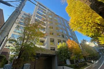 パークマンション三田綱町ザフォレストの外観（東側から）