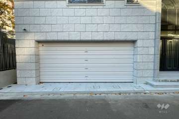 駐車場の出入り口（シャッター付き）