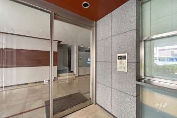 エントランスはオートロック付きです。