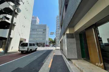 敷地の南側前面道路（西側から）