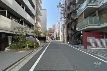 敷地北東側の前面道路（南東側から）