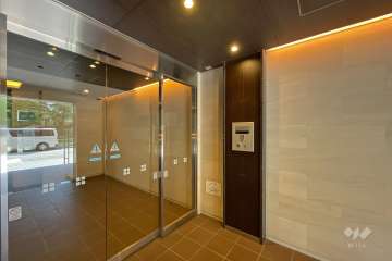 エントランスはオートロック付きです。