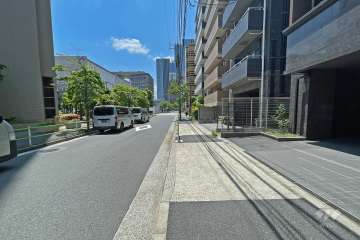 敷地南側の前面道路（東側から）