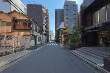 敷地北側の前面道路（西側から）