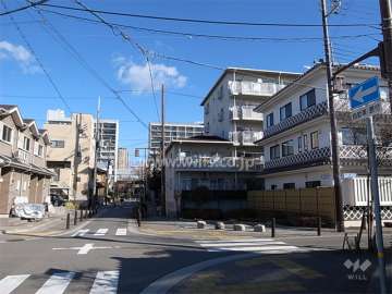 敷地西側の前面道路。周辺は閑静な区画の整った住宅地です。