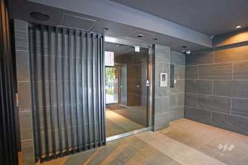 エントランスはオートロック付きです。