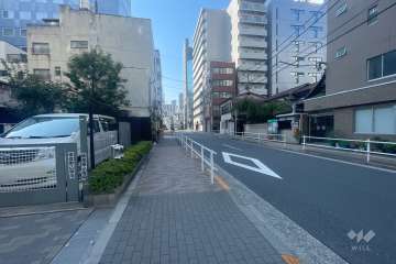 敷地北側の前面道路（東側から）