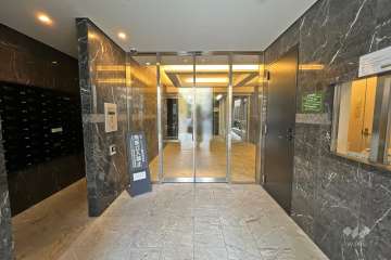 エントランスはオートロック付きです。