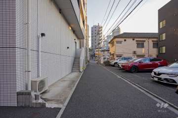 敷地西側の前面道路（北側から）
