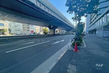 敷地東側の前面道路（北側から）