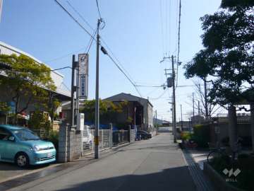 周辺には住宅の他、工場や倉庫が点在しています。