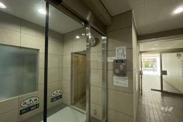 エントランスはオートロック付きです。