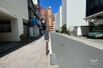 敷地北側の前面道路（北東側から）