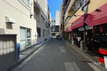 敷地東側の前面道路（南側から）