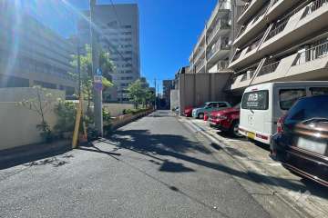 敷地南東側の前面道路（北東側から）