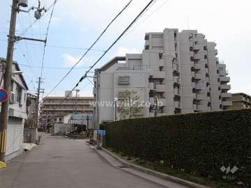 周辺は一戸建てとマンションが混在する静かな住宅地です。