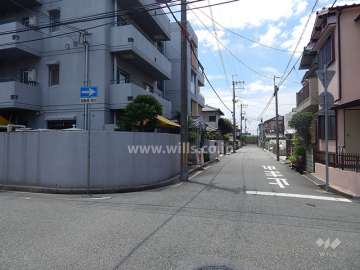 敷地北西側の前面道路。周辺は区画の整った住宅地です。