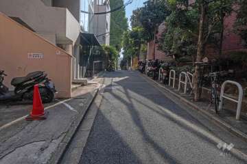 敷地西側の前面道路