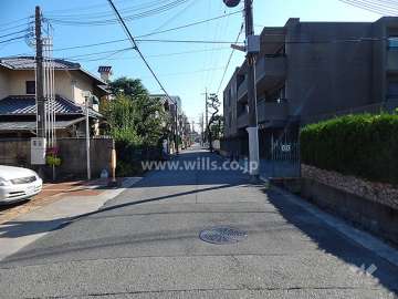 敷地西側の前面道路