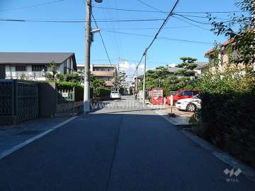 第一種低層住居専用地域内にあり、周辺は閑静な住宅地です。