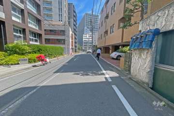 敷地北側の前面道路（西側から）