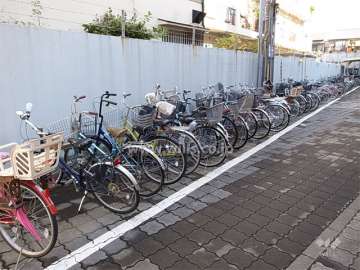 エントランスアプローチ横にある駐輪場