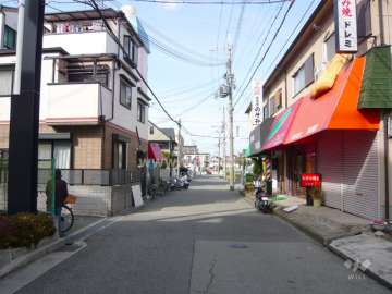 周辺には住宅の他、店舗や事務所なども点在しています。