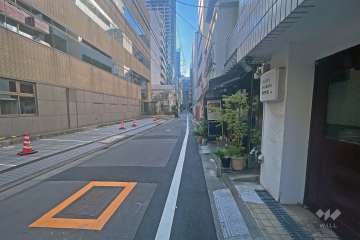 国道15号から1本南側にある敷地南側前面道路（東側から）