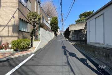 敷地東側の前面道路（南側から）