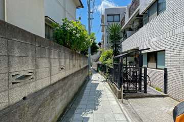 敷地南側の通路（東側から）