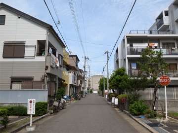 敷地北側の前面道路。周辺には工場や倉庫もありますが、静かな住宅地です。
