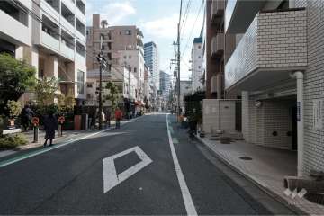 敷地東側の前面道路（北側から）