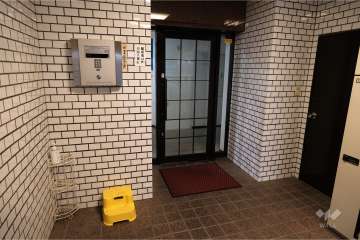 エントランスはオートロック付きです。