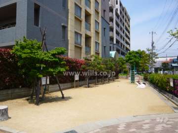 敷地に隣接する小さな公園