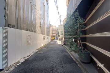 敷地の南東側前面道路（北東側から）