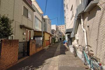 敷地の南西側前面道路（南東側から）