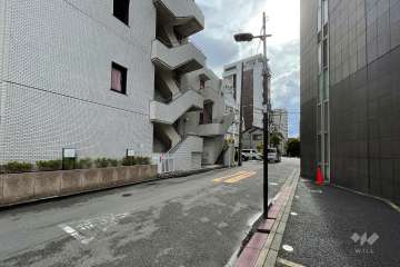 敷地北側の前面道路（東側から）