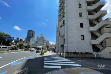 敷地東側の前面道路（北側から）