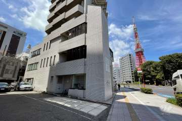 敷地東側の前面道路（南側から）