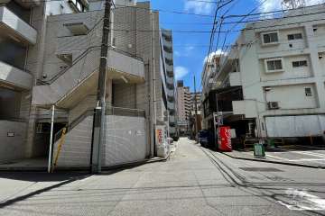 敷地西側の前面道路（北側から）
