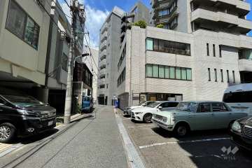 敷地西側の前面道路（南側から）