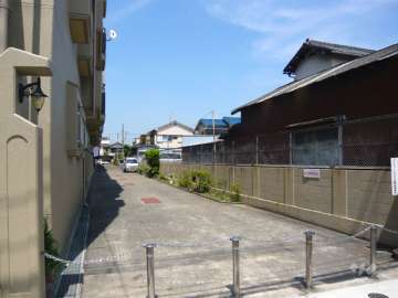 東側隣家とは間隔が空いています。