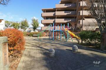 敷地に隣接して『月見山第五公園』があります。