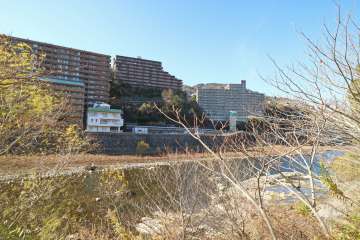 ダイアパレス宝塚月見山の遠景。敷地北側を武庫川が流れています。